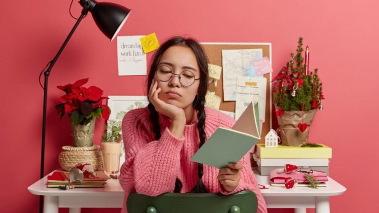 7 Everyday Habits Quietly Making You Less Smart 1 Everyday Habits Quietly Making You Less Smart