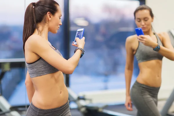 9 Workout Habits That Are Sabotaging Your Progress 3 Looking in the Mirror Too Much