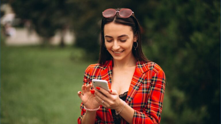 7 Personality Traits of People Who Always Read Movie Reviews First 6 Personality Traits of People Who Always Read Movie Reviews First