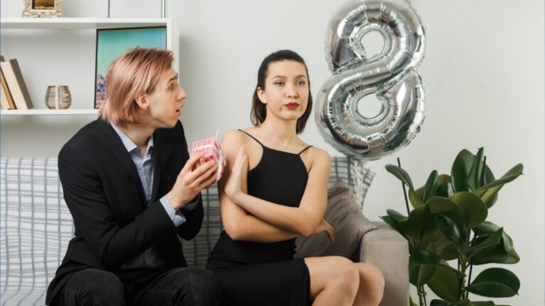 Talking to a Narcissist? Look for These 7 Signs